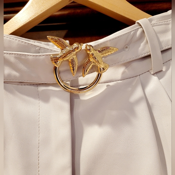 NWT-❤️-Pinko-Bonnie Shorts-White Faux Leather-Gold Belt-Pockets-Size 40 - Picture 3 of 11